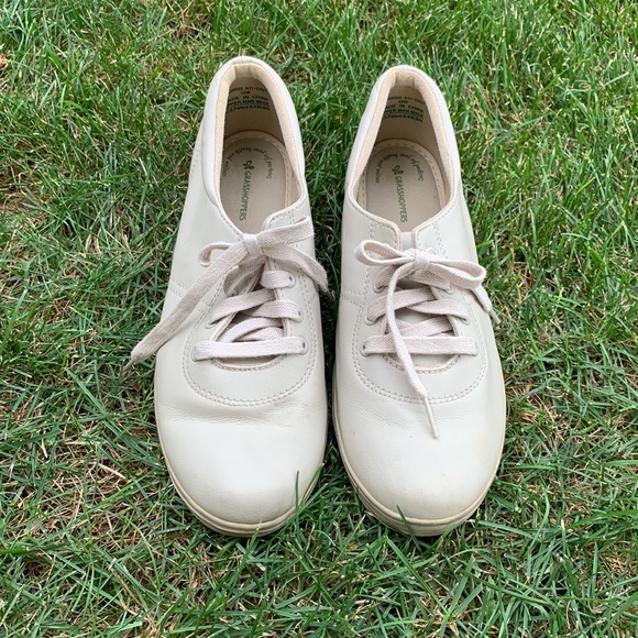 Woman’s tie shoes - Picture 2 of 10